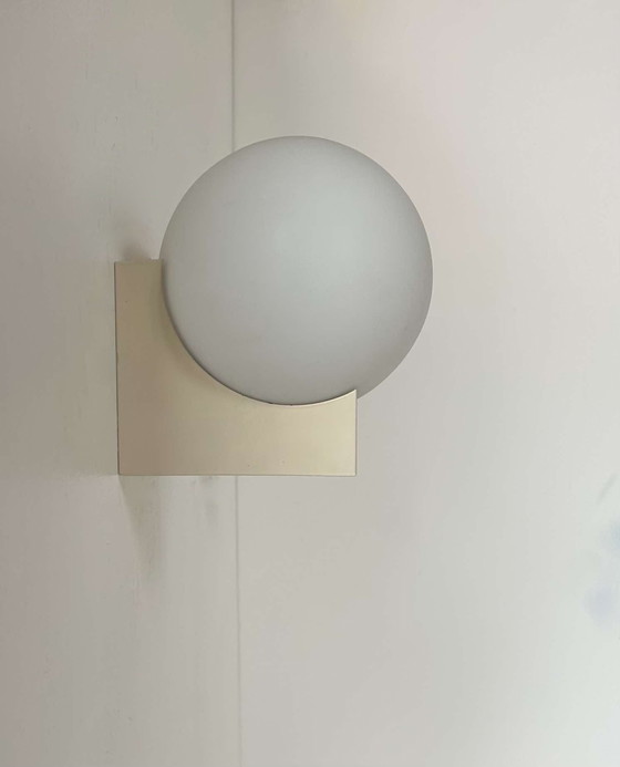 Image 1 of Paar wandlampen, beige metaal en opaline, Frankrijk 1970