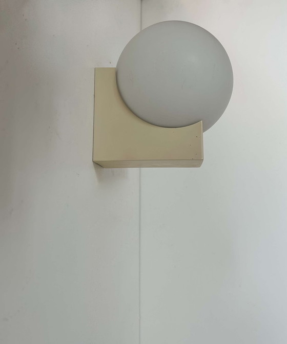 Image 1 of Paar wandlampen, beige metaal en opaline, Frankrijk 1970