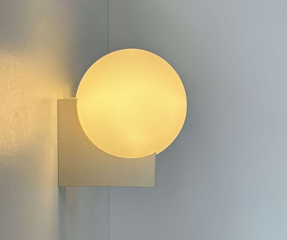 Image 1 of Paar wandlampen, beige metaal en opaline, Frankrijk 1970