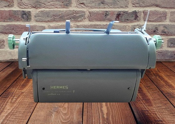 Image 1 of Hermes 8 Standard Typemachine Grijs En Mint Uit 1962