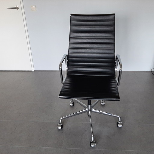 Vitra bureaustoel EA119 met hoge rug