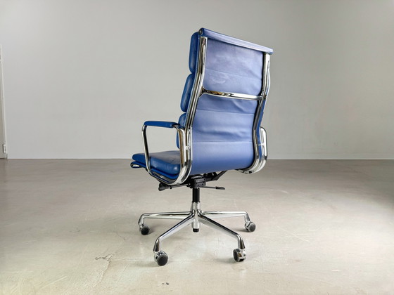 Image 1 of Originele Vitra Ea 219 Bureaustoel Zachte Vulling Blauw Charles & Ray Eames Leer