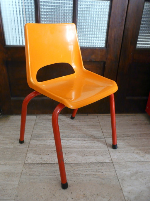 Vintage plastic schoolstoel