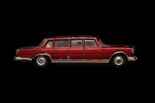 Job Boersma Dinkytoydeluxe serie Stillife Mercedes 600 Dinkytoy op plexiglas – fotografie, Paper, Modern