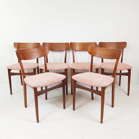 Image 1 of 6 Deense Vintage Eettafel Stoelen | Nieuw Gestoffeerd Roze