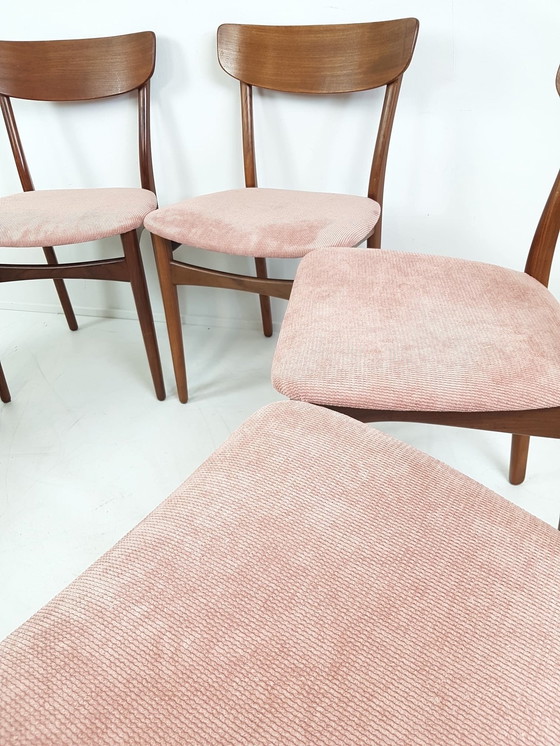 Image 1 of 6 Deense Vintage Eettafel Stoelen | Nieuw Gestoffeerd Roze