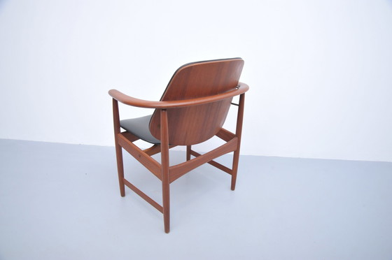 Image 1 of Arne Hovmand-Olsen Fauteuil In Teak Met Skai Hoes