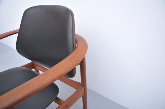 Image 1 of Arne Hovmand-Olsen Fauteuil In Teak Met Skai Hoes