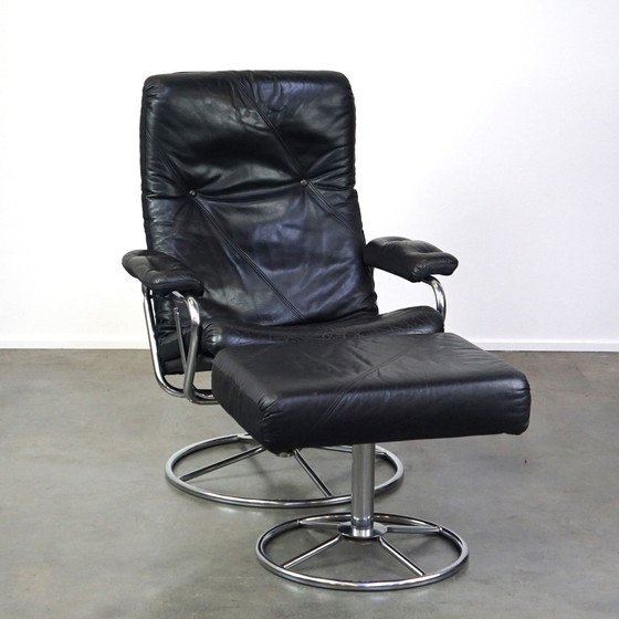 Image 1 of Zwarte rundleren draaifauteuil + hocker