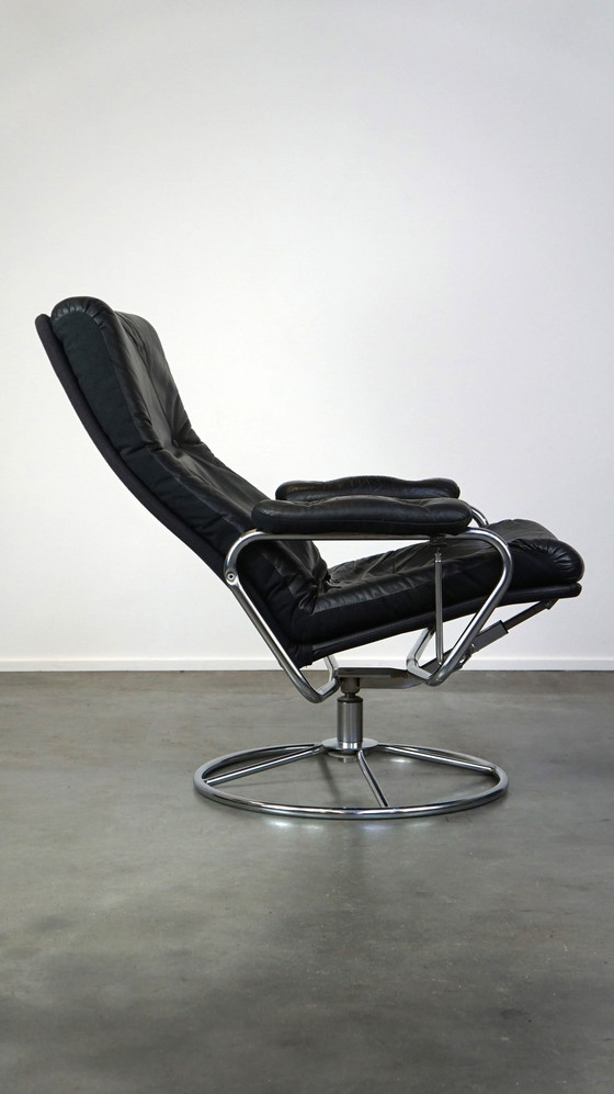 Image 1 of Zwarte rundleren draaifauteuil + hocker