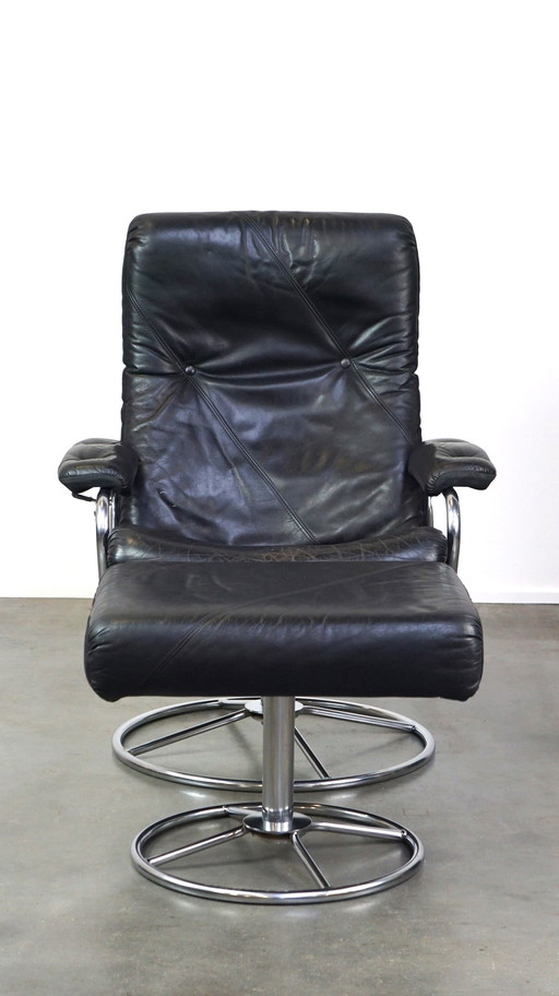 Zwarte rundleren draaifauteuil + hocker