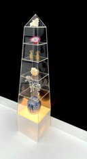 Plexiglas vitrine piramide display