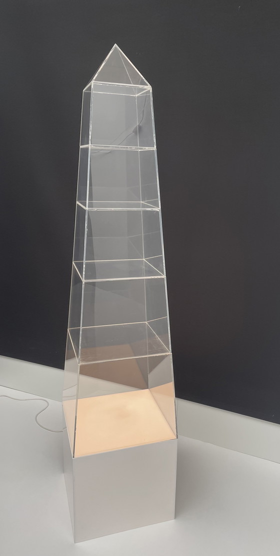 Image 1 of Plexiglas vitrine piramide display