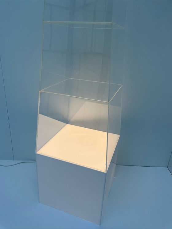 Image 1 of Plexiglas vitrine piramide display