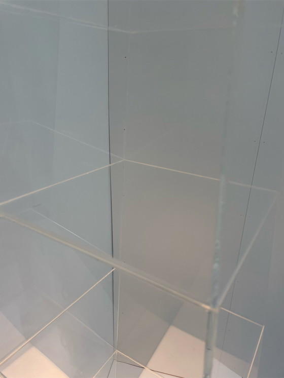 Image 1 of Plexiglas vitrine piramide display