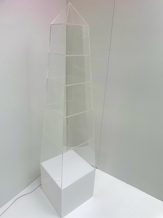 Image 1 of Plexiglas vitrine piramide display