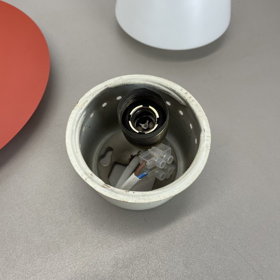 Image 1 of Rode Ronde 20cm Stilnovo Stijl Metalen Opaline Glazen Wandlamp, Italië, 1960S