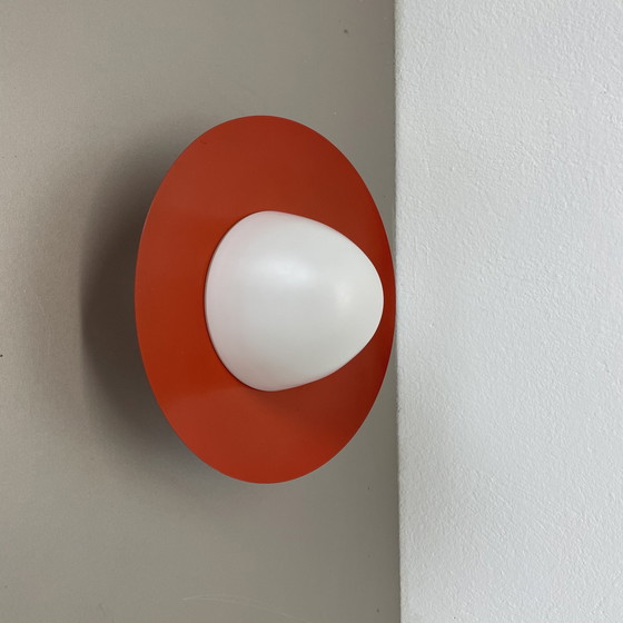 Image 1 of Rode Ronde 20cm Stilnovo Stijl Metalen Opaline Glazen Wandlamp, Italië, 1960S