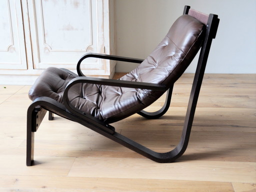 Midcentury loungestoel met een bruin houten frame