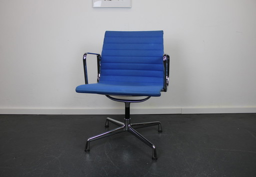 Set van 4 Vitra Eames EA 107 stoelen, Chroom, blauw 