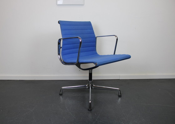 Image 1 of Set van 4 Vitra Eames EA 107 stoelen, Chroom, blauw 