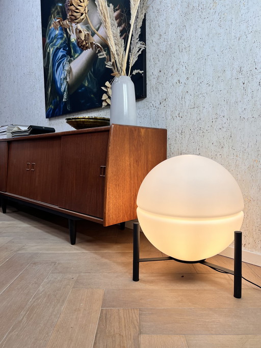 D&T design vloerlamp met metalen poot en glasbol