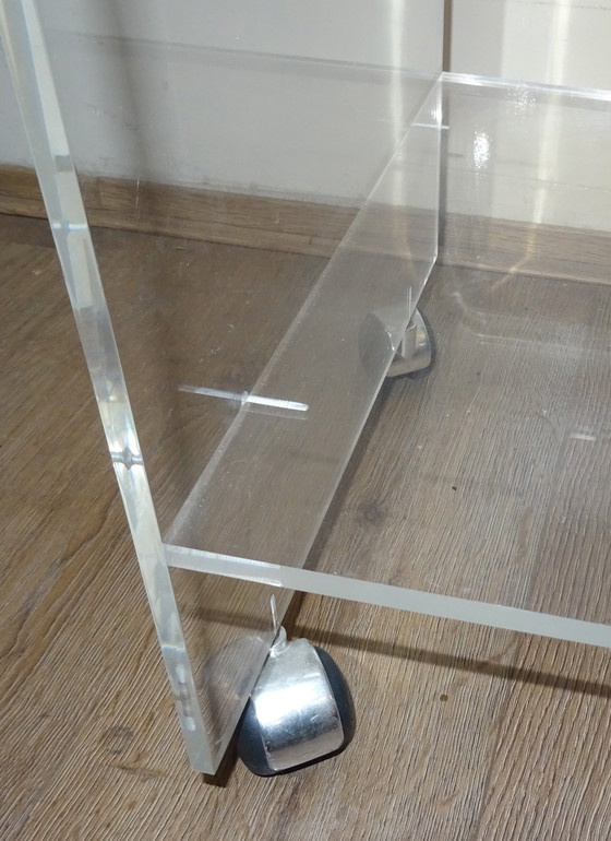Image 1 of Vintage Plexiglas bijzettafeltje