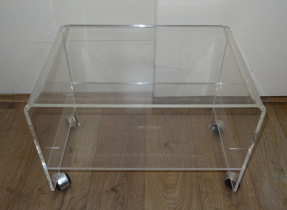 Image 1 of Vintage Plexiglas bijzettafeltje
