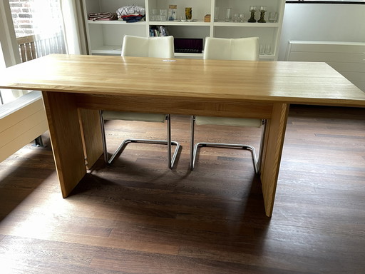 Moderne handgemaakte houten eettafel