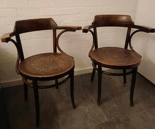 2x Thonet stoelen