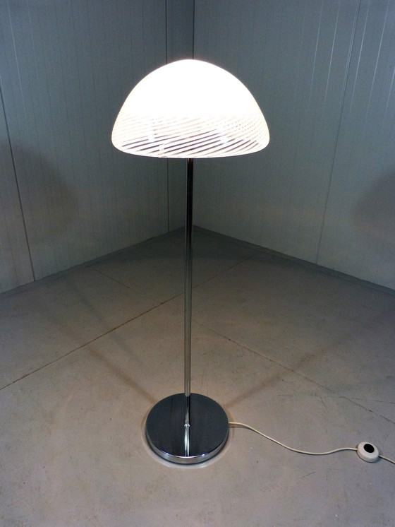 Image 1 of Italiaanse vloerlamp glazen kap 1960's