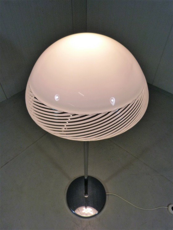 Image 1 of Italiaanse vloerlamp glazen kap 1960's