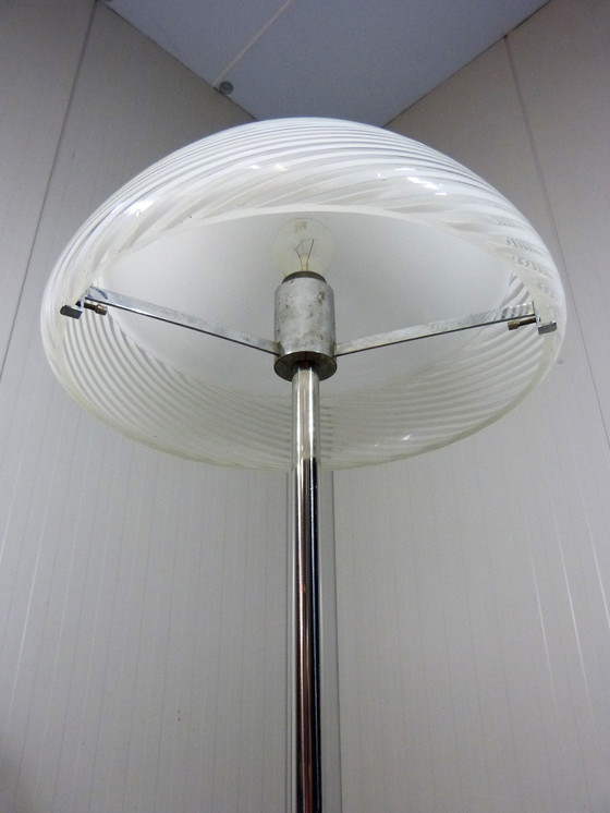 Image 1 of Italiaanse vloerlamp glazen kap 1960's