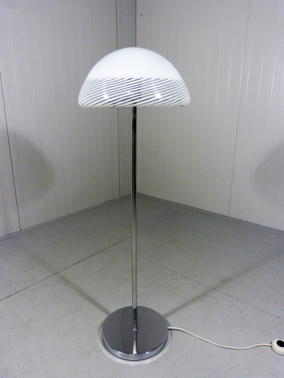 Image 1 of Italiaanse vloerlamp glazen kap 1960's