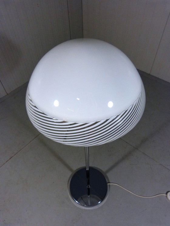 Image 1 of Italiaanse vloerlamp glazen kap 1960's