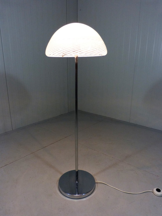 Image 1 of Italiaanse vloerlamp glazen kap 1960's