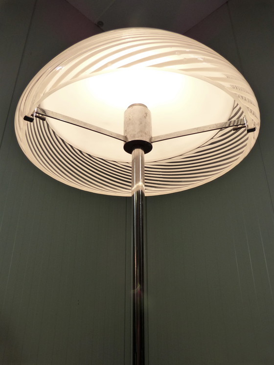 Image 1 of Italiaanse vloerlamp glazen kap 1960's