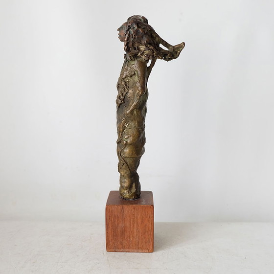 Image 1 of Dick Loef (1924-1983) - Bronzen sculptuur op een houten sokkel.