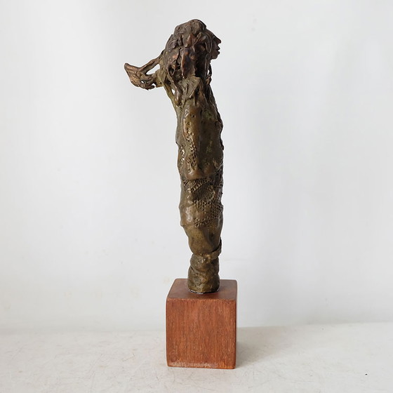 Image 1 of Dick Loef (1924-1983) - Bronzen sculptuur op een houten sokkel.