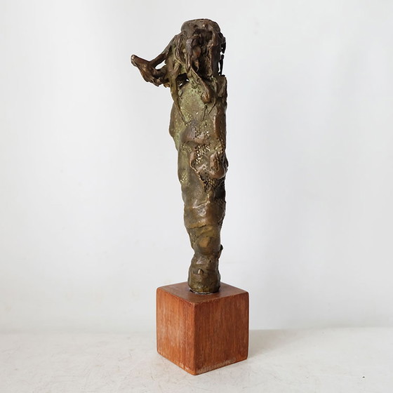 Image 1 of Dick Loef (1924-1983) - Bronzen sculptuur op een houten sokkel.