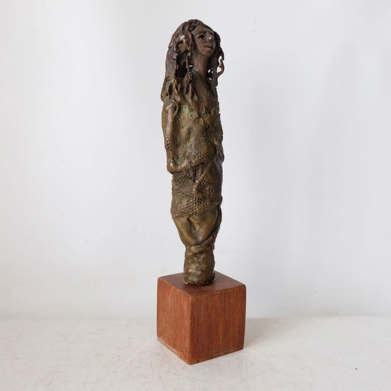 Image 1 of Dick Loef (1924-1983) - Bronzen sculptuur op een houten sokkel.