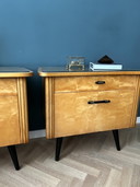 Set vintage nachtkastjes blond houten zwarte pootjes
