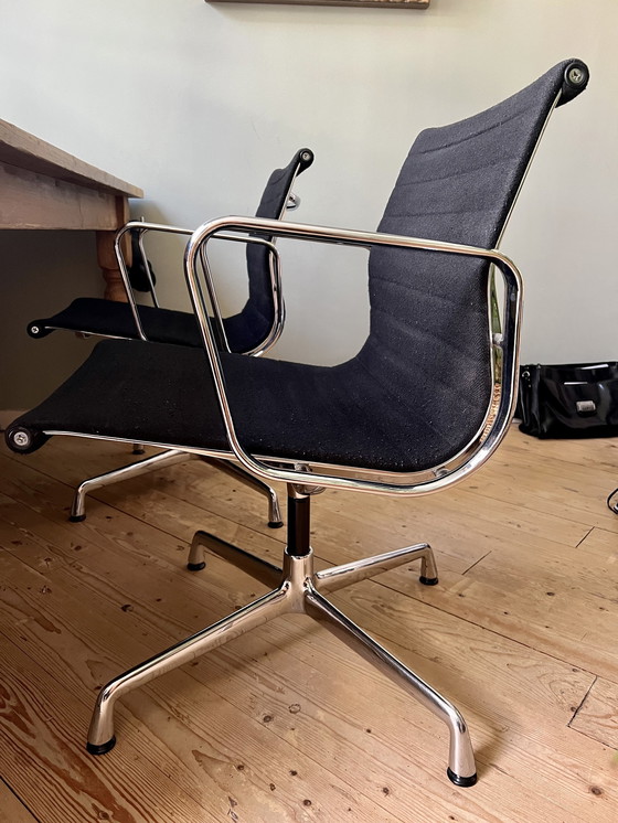 Image 1 of 2x Vitra EA108 vergaderstoelen