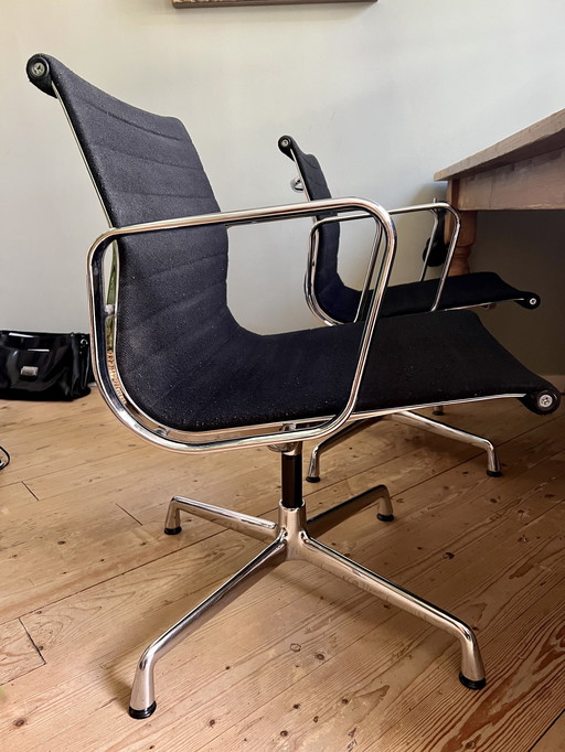 2x Vitra EA108 vergaderstoelen