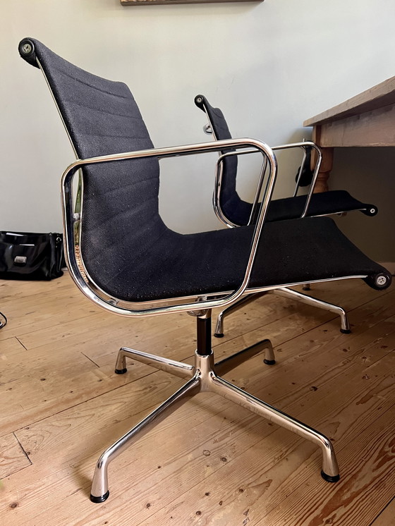 Image 1 of 2x Vitra EA108 vergaderstoelen