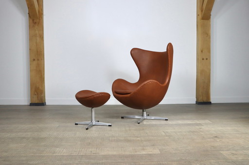 Fritz Hansen Egg-stoel met poef in Bruin Leer van Arne Jacobsen