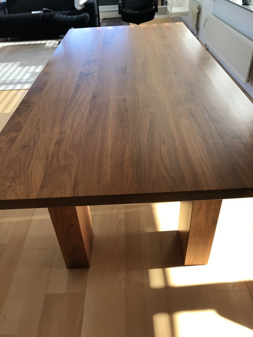 Moderne notenhouten eettafel