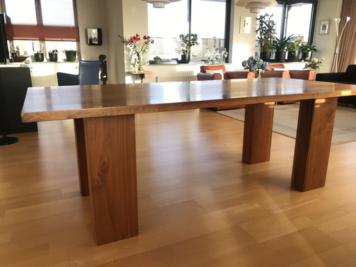 Moderne notenhouten eettafel