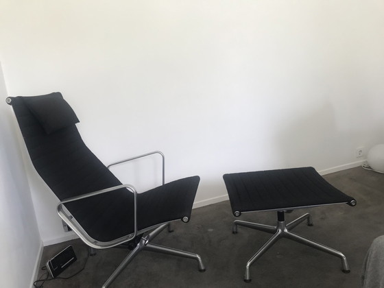 Image 1 of Vitra EAMES  EA 124  fauteuil EA 125 voetenbank