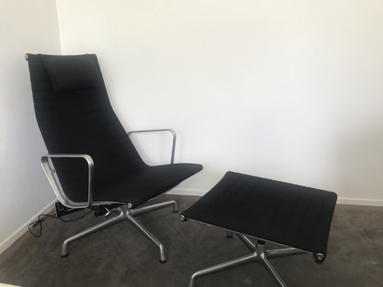 Image 1 of Vitra EAMES  EA 124  fauteuil EA 125 voetenbank